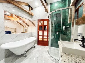 豪華套房 | 浴室 | 風筒、提供毛巾、番梘、洗頭水