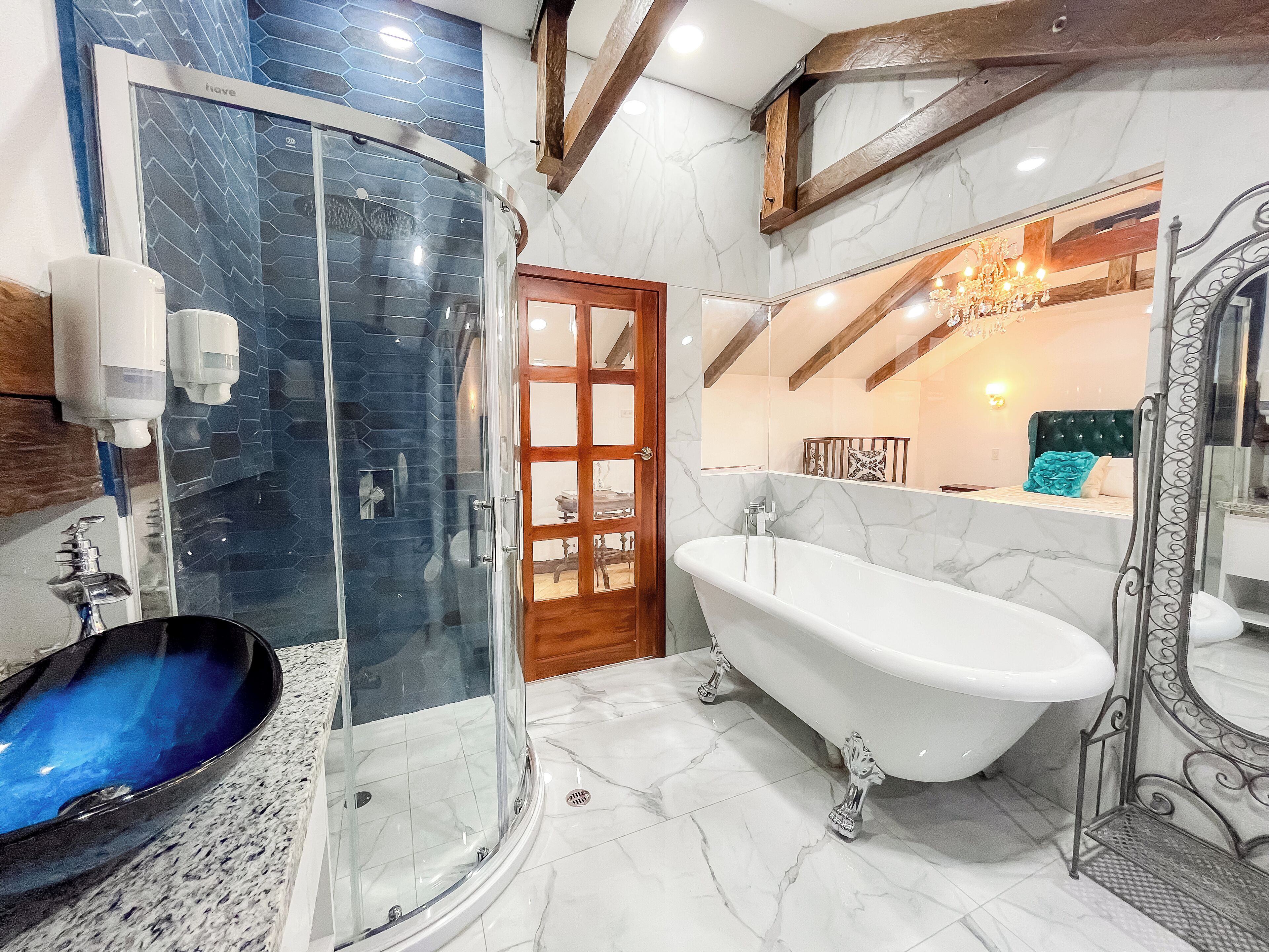 Deluxe suite | Badkamer | Een haardroger, handdoeken, zeep, shampoo