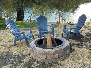 Property grounds - Cozy Waterfront Oasis – Hot Tub, Sauna, Firepit, Creek Views, Pet Friendly (Saugerties)