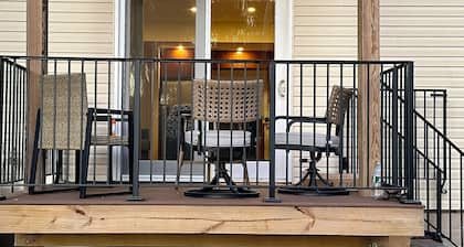 Waterfront Oasis, Hot Tub, Sauna, Village Walk to All, Kayaks, Pet Friendly
