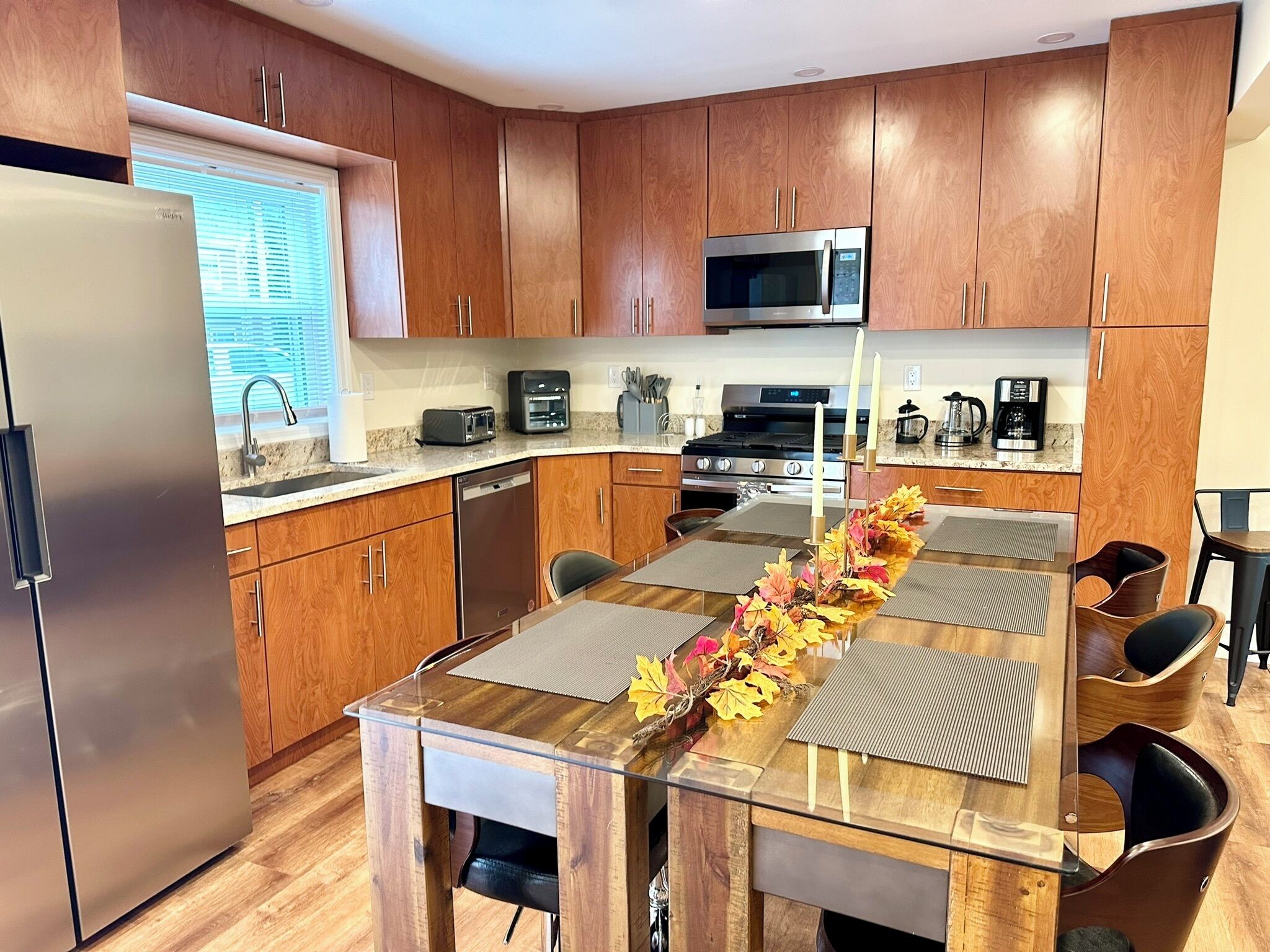 Kjøleskap, mikrobølgeovn, ovn og kokeplater