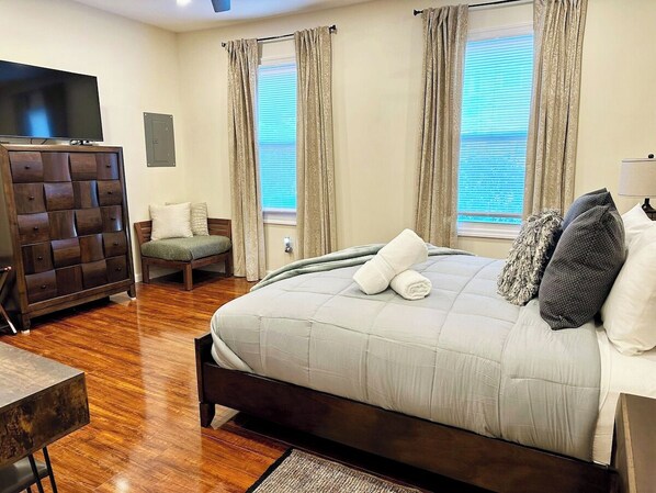 2 chambres, bureau, fer et planche à repasser, lit parapluie