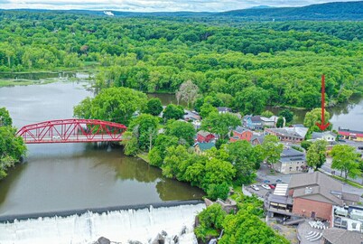 Charming Mountain-View Waterfront Retreat – Hot Tub, Sauna, Game Room & Fire Pit