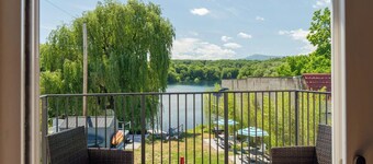 Creekside Escape- Kayaks, Paddleboards, Hot Tub, Sauna & Fire Pit