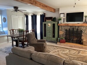 Living area - Charming 3-bedroom cottage with WiFi and AC in delightful Caulfield (Caulfield)