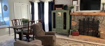 Charming 3-bedroom cottage with WiFi and AC in delightful Caulfield