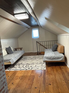 Interior - Charming 3-bedroom cottage with WiFi and AC in delightful Caulfield (Caulfield)