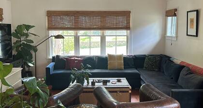 Charming, artistic 3-bedroom farmhouse walk to town and ferry, doggies welcome!