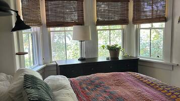 Iron/ironing board, internet, bed sheets