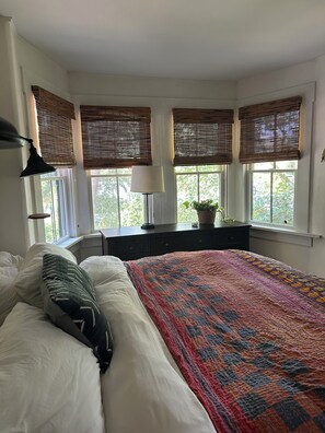 Iron/ironing board, internet, bed sheets - Charming, artistic 3-bedroom farmhouse walk to town and ferry, doggies welcome! (Tisbury)