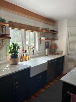 Oven, stovetop, dishwasher - Charming, artistic 3-bedroom farmhouse walk to town and ferry, doggies welcome! (Tisbury)