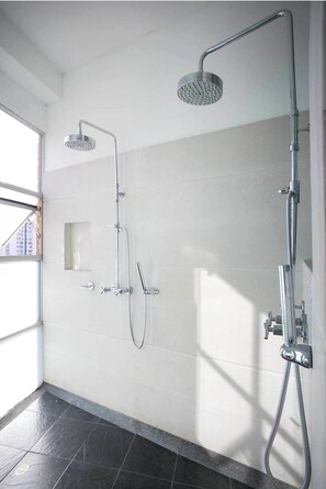 Douche, sèche-cheveux, serviettes fournies, savon
