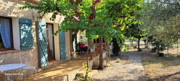 Outdoor dining - La Daby - LE BEAUSSET (LE BEAUSSET)