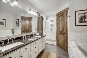 Douche, séchoir à cheveux, serviettes fournies