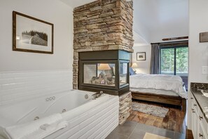 4 bedrooms, WiFi, bed sheets - NEW Adventure Awaits on Peak 8; Nordic Trail, Hot Tub, minutes to Main St! (Breckenridge)