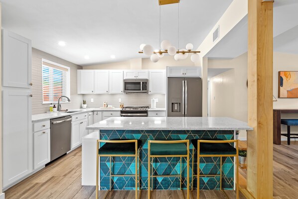 Refrigerador, microondas, horno y parrilla de estufa 