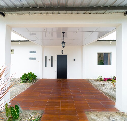 3-bedroom house in charming Ayangue with WiFi with many other amenities. 