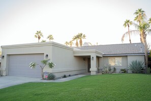 Exterior - Charming 3-bedroom house with pool, garage, WiFi and AC in Palm Desert (Palm Desert)