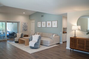 Living area - Charming 3-bedroom house with pool, garage, WiFi and AC in Palm Desert (Palm Desert)