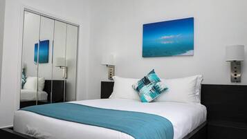 Tabla de planchar con plancha, wifi y ropa de cama