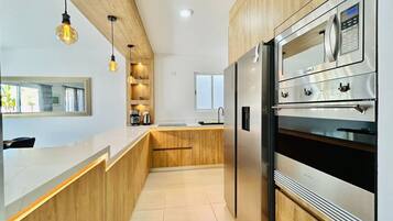 Réfrigérateur, micro-ondes, four, plaque de cuisson