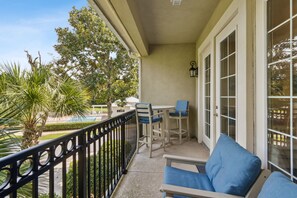 Outdoor dining - Summerwoods Gated Community: Golf Cart Included (Fernandina Beach)