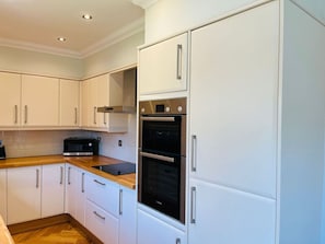 Frigorifero, microonde, forno, lavastoviglie