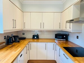 Réfrigérateur, four à micro-ondes, un four, lave-vaisselle