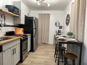 Refrigerador, microondas, horno y parrilla de estufa 