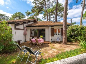 Outdoor dining - Hameau du courant by Interhome (Mimizan)