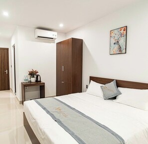Standard Double Room | 1 bedroom, desk, laptop workspace, blackout drapes