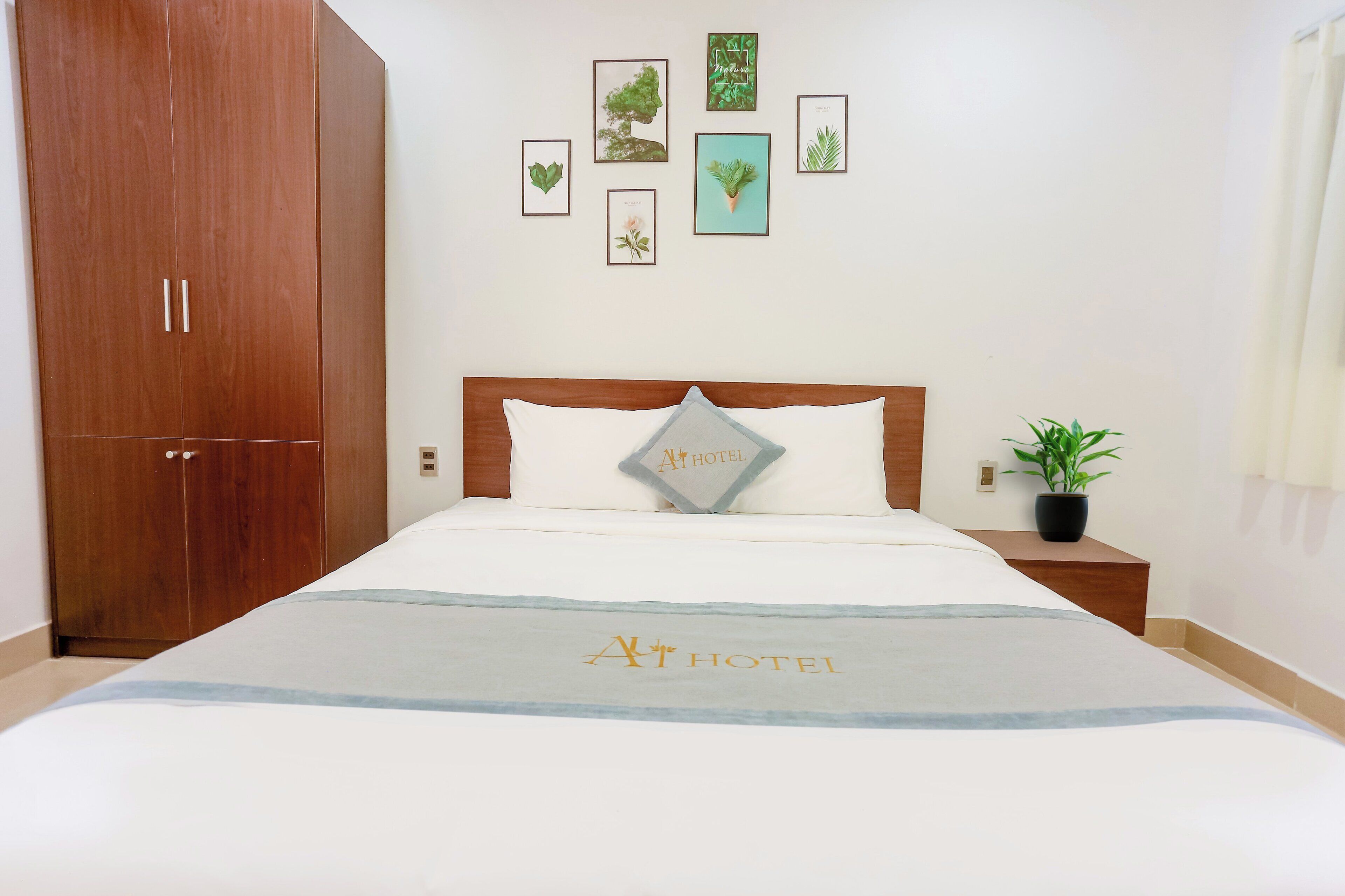 Standard Double Room | Desk, laptop workspace, blackout drapes, soundproofing