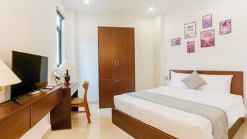 Basic Single Room, Courtyard View | Desk, laptop workspace, blackout drapes, soundproofing