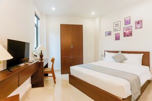 Basic Single Room, Courtyard View | 1 bedroom, desk, laptop workspace, blackout drapes