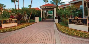 A resort registration building with palm trees and a clear sky. - Star Island Resort and Club, just 4 miles from the entrance to Walt Disney World (Kissimmee)