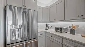 冰箱、微波炉、烤箱、炉灶