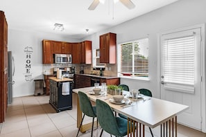 Microwave, oven, stovetop, dishwasher - Pool retreat 5BA 2.5BA 4 King bed near lake (Rowlett)