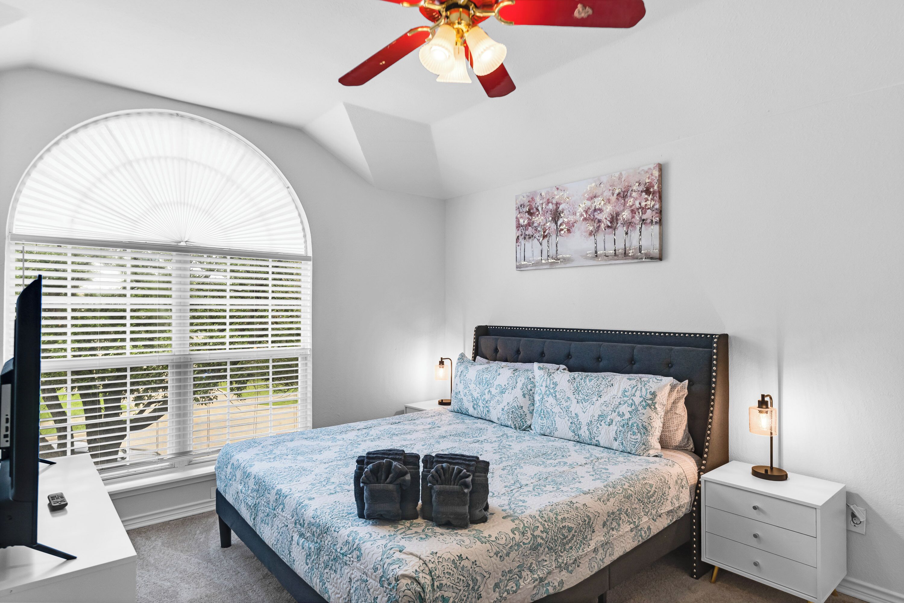 5 habitaciones, escritorio, tabla de planchar con plancha y wifi 