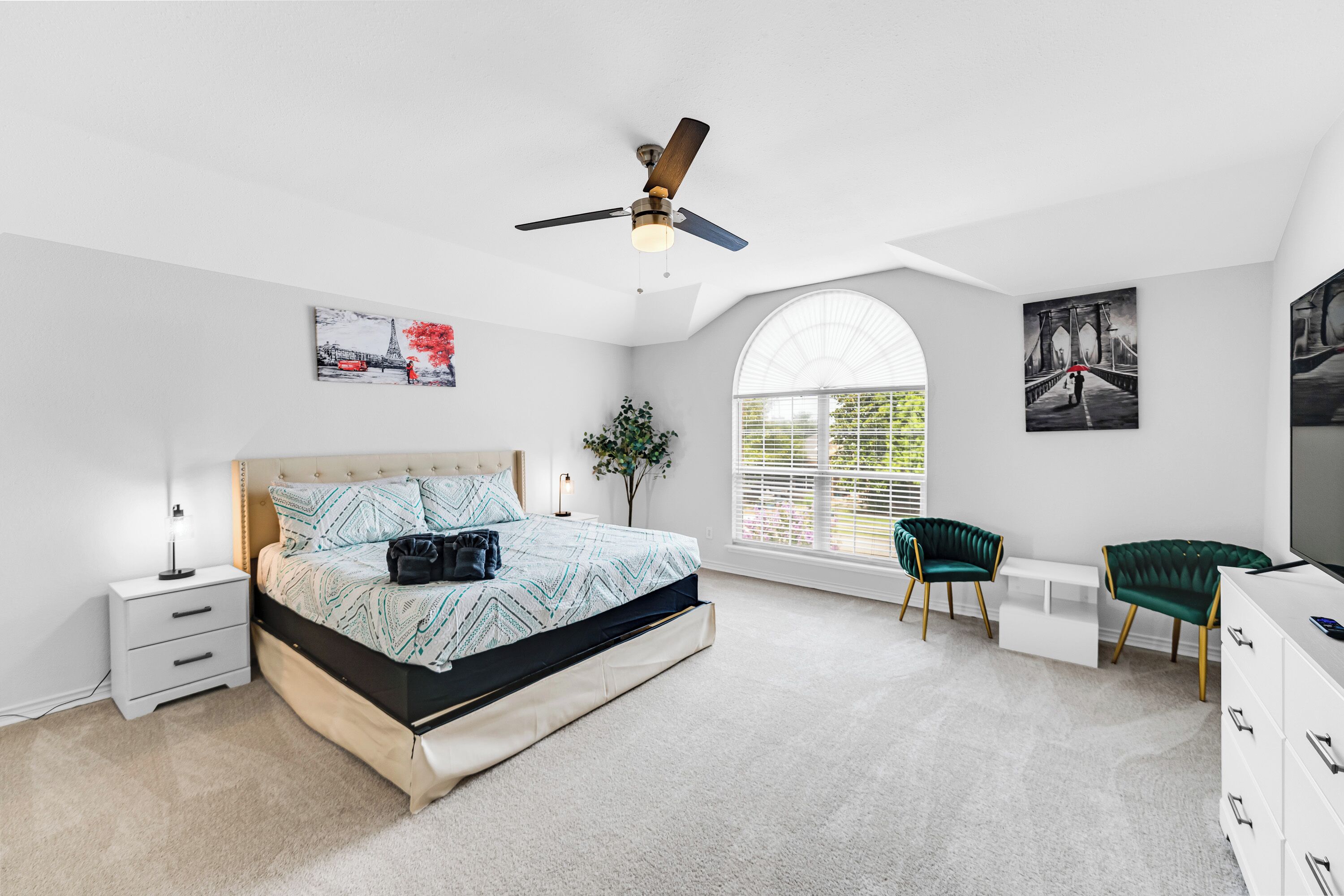 5 habitaciones, escritorio, tabla de planchar con plancha y wifi 