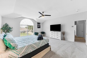 5 bedrooms, desk, iron/ironing board, WiFi