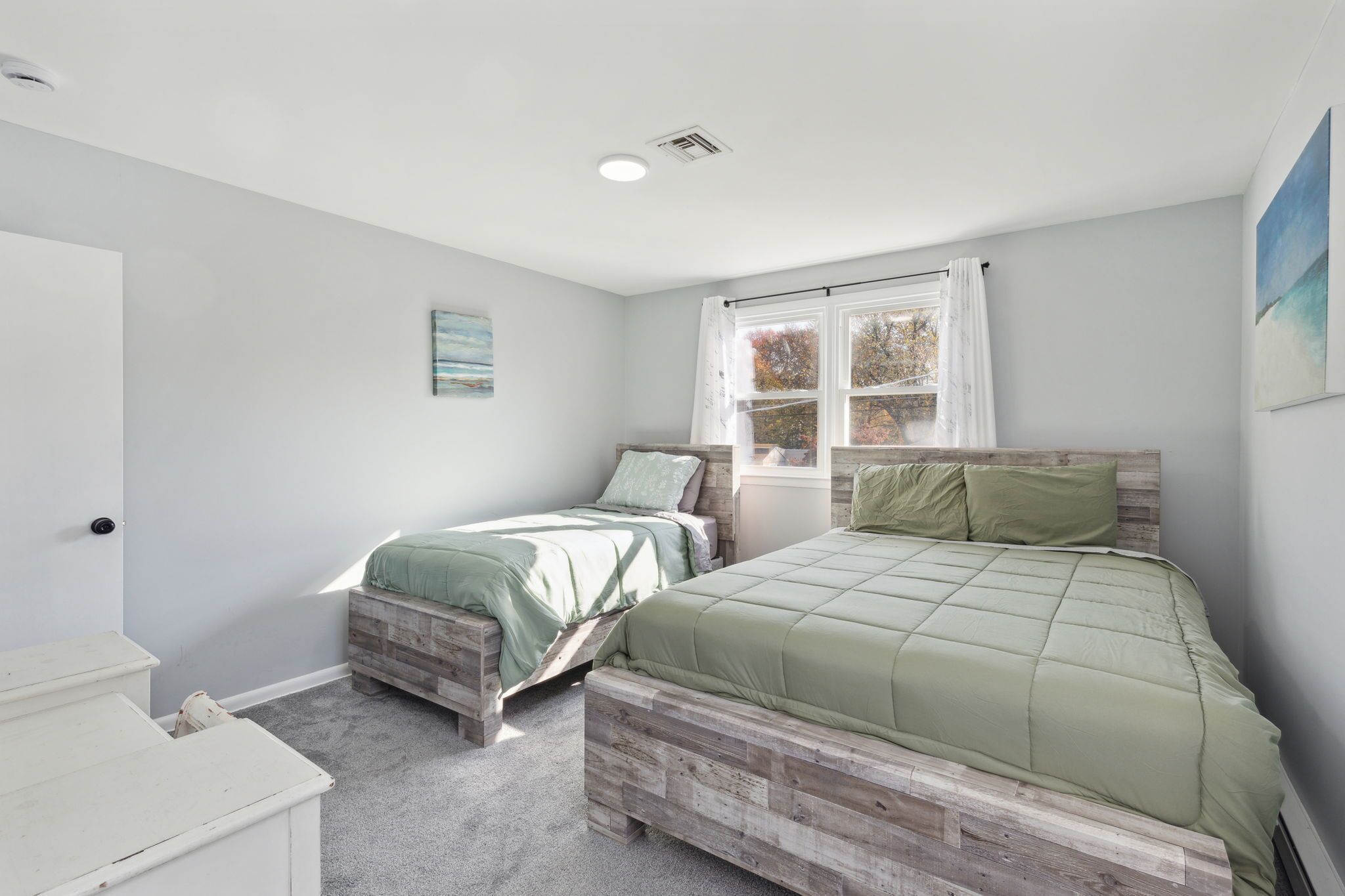 4 bedrooms, desk, iron/ironing board, WiFi