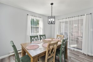 Dining - Welcome to Your Perfect Getaway! Close to Wilmington, Newark, and Philadelphia! (Pennsville Township)
