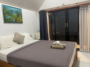 Habitación doble estándar, vista a la montaña | Caja de seguridad en la habitación y tabla de planchar con plancha