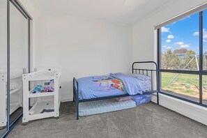 4 bedrooms, iron/ironing board, WiFi, bed sheets