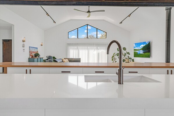 Interior - Spacious 4-bedroom house in welcoming Wharparilla with WiFi, AC close to river (Wharparilla)