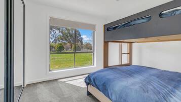 4 habitaciones, tabla de planchar con plancha, wifi y ropa de cama