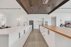 Private kitchen - Spacious 4-bedroom house in welcoming Wharparilla with WiFi, AC close to river (Wharparilla)