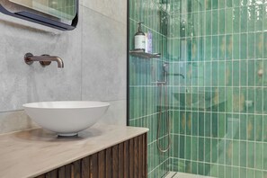 Een douche, een haardroger, handdoeken, zeep