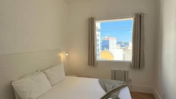 Escrivaninha, espaço de trabalho para notebook, cortinas blackout