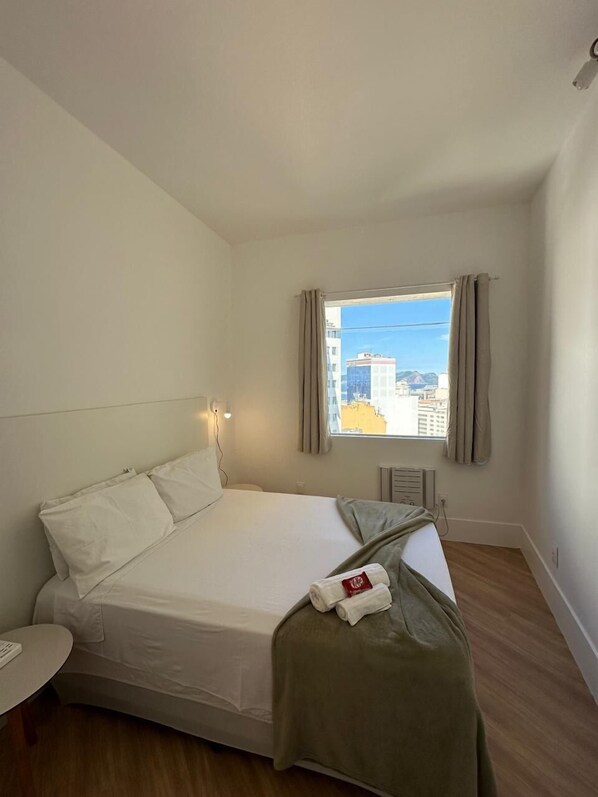 Een bureau, een laptopwerkplek, verduisterende gordijnen